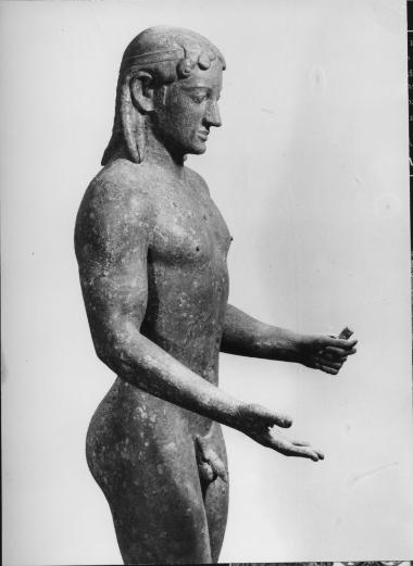 Χάλκινο άγαλμα Απόλλωνος στον τύπο του Κούρου. Δεξιά πλευρά 3/4.