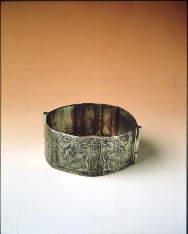 Αργυρό έκτυπο και εγχάρακτο βραχιόλι με νίελο. Άγνωστη προέλευση.