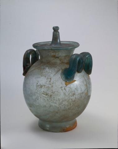 Γυάλινη τεφροδόχος.