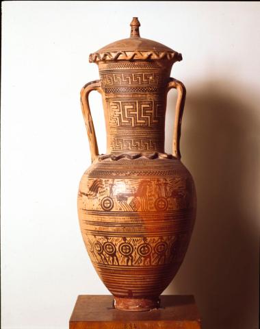 Αμφορέας με πώμα με οπλίτες και άρματα σε δύο ζώνες.