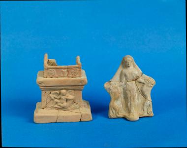 Πήλινο πλακίδιο με παράσταση Πότνιας Θηρών και ομοίωμα βωμού