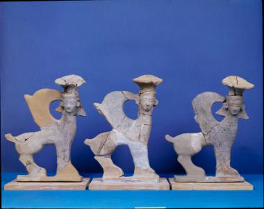 Πήλινα αγαλμάτια Σειρηνών από το ιερό της Μεγάλης Θεάς