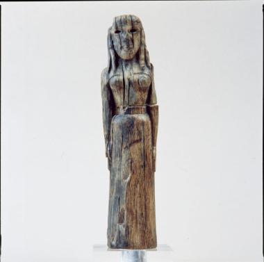 Ξύλινο ειδώλιο κόρης Δαιδαλικής τεχνοτροπίας