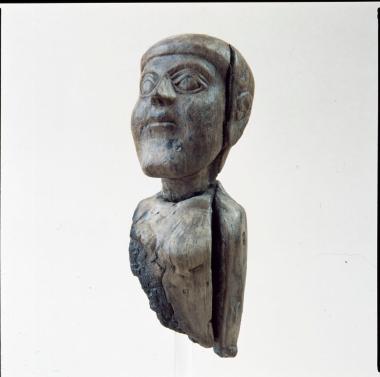 Ανώτερο τμήμα αγαλματίου ανδρικής μορφής