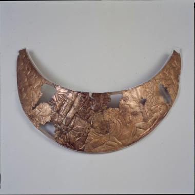 Χάλκινο ανάγλυφο έλασμα με κεντρική παράσταση του Ηρακλή και του Τρισώματου δαίμονα