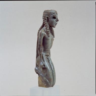 Αγαλμάτιο από ελεφαντόδοντο, έφηβος σε χορευτική στάση