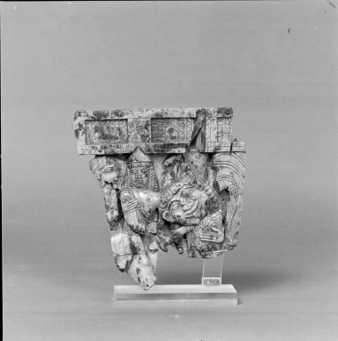 Ανάγλυφο πλακίδιο από ελεφαντόδοντο, με παράσταση του φόνου της Μέδουσας από τον Περσέα