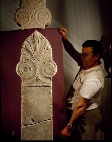 Επιτύμβια στήλη με ανθεμωτή απόληξη