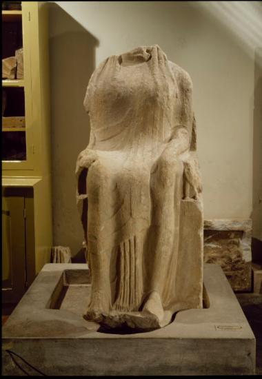 Καθιστό άγαλμα γυναικείας μορφής αφιέρωμα του Αιάκη στη θεά Αθηνά