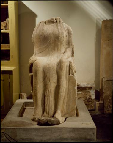 Καθιστό άγαλμα γυναικείας μορφής αφιέρωμα του Αιάκη στη θεά Αθηνά