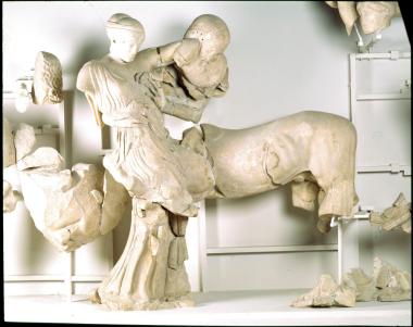 Ο Κένταυρος Ευρυτίων(;) αρπάζει τη Δηιδάμεια από το Δυτικό αέτωμα του ναού του Δία