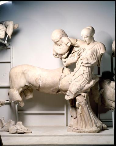 Ο Κένταυρος Ευρυτίων(;) αρπάζει τη Δηιδάμεια από το Δυτικό αέτωμα του ναού του Δία