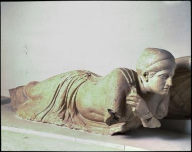 Λαπιθίδα στη γωνία του Δυτικού αετώματος του ναού του Δία