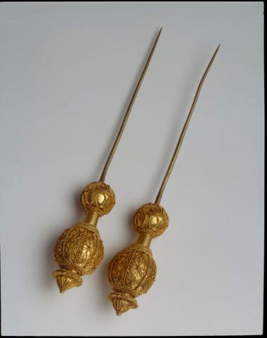 Δύο χρυσές περόνες