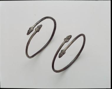 Δύο ασημένια βραχιόλια