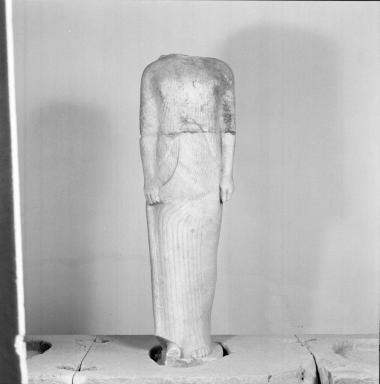 Μαρμάρινη κόρη