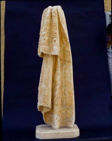 Μαρμάρινη πτυχωτή παρυφή ενδύματος από το σύνταγμα του Δαμοφώντα