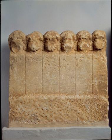 Έξι συμφυείς ερμαϊκές στήλες με γενειοφόρους άνδρες