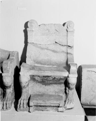 Μαρμάρινος θρόνος  από το αρχαίο θέατρο της Επισκοπής Τεγέας