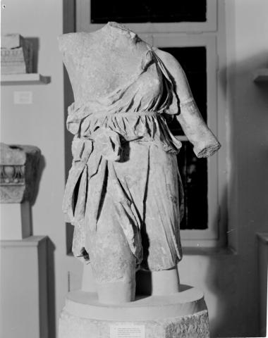 Μαρμάρινος γυναικείος κορμός (Αταλάντη) από το ναό της Αλέας Αθηνάς στην Τεγέα