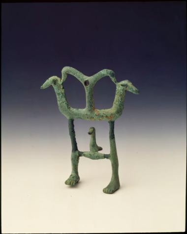 Χάλκινο αντικείμενο-εξάρτημα με πλαστικό πτηνό και και απολήξεις κεφαλών πτηνών από το ναό της Αλέας Αθηνάς στην Τεγέα