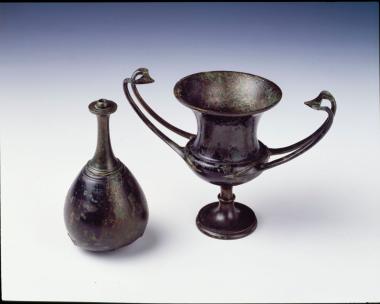 Χάλκινο μυροδοχείο και χάλκινος κάνθαρος από την αρχαία Μαντίνεια