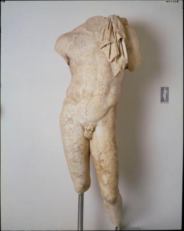 Μαρμάρινο ανδρικό άγαλμα