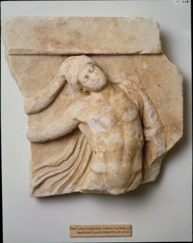 Τμήμα μαρμάρινης μετόπης με παράσταση γυμνού πολεμιστή