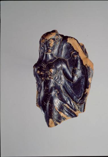 Πήλινο όστρακο με ανάγλυφη παράσταση γυναικείας μορφής