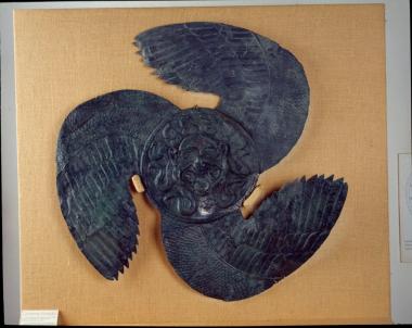 Χάλκινο φτερωτό γοργόνειο, έμβλημα ασπίδας