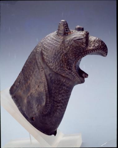 Χάλκινη προτομή γρύπα από διακόσμηση λέβητα