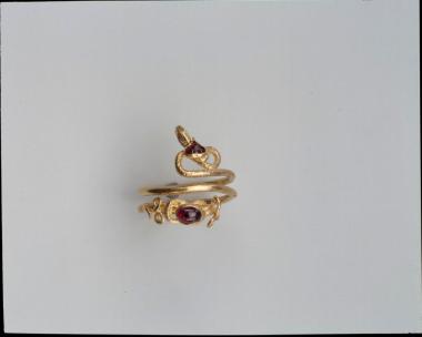 Χρυσό φιδόσχημο δαχτυλίδι με γρανάτη.