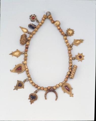 Χρυσό περιδέραιο.