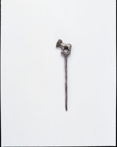 Περόνη με κεφαλή σε σχήμα κριού.