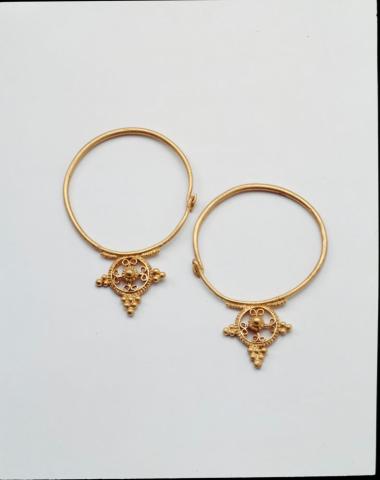 Χρυσά σκουλαρίκια.