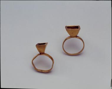 Δύο όμοια χρυσά δαχτυλίδια.