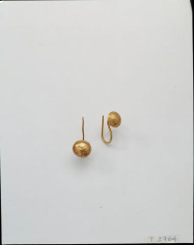 Χρυσά σκουλαρίκια.