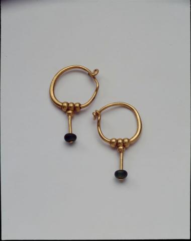 Χρυσά σκουλαρίκια.