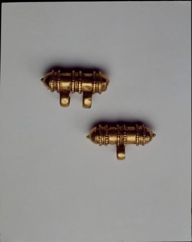 Δύο χρυσά φυλαχτά.