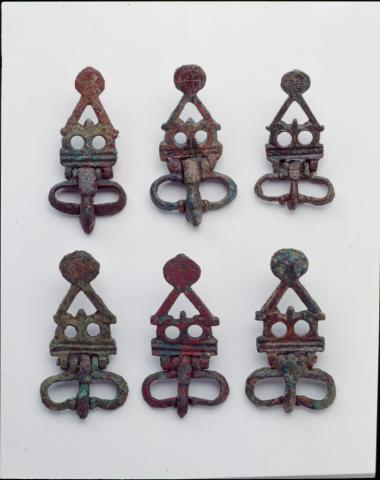 Έξι χάλκινες πόρπες.