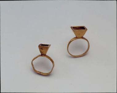 Δύο χρυσά δαχτυλίδια.