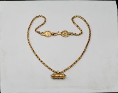 Χρυσή αλυσίδα με φυλαχτό.