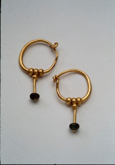 Χρυσά σκουλαρίκια.