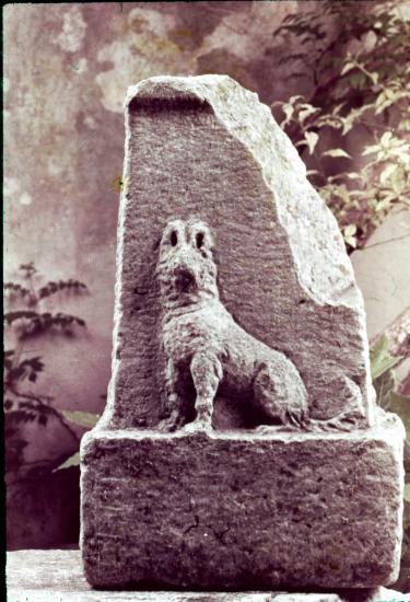 Επιτύμβια στήλη σκυλίτσας