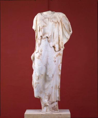 Μαρμάρινο ακέφαλο άγαλμα πεπλοφόρου Νίκης