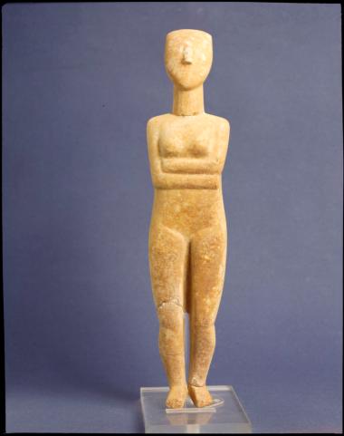 Κυκλαδικό ειδώλιο με διπλωμένα χέρια