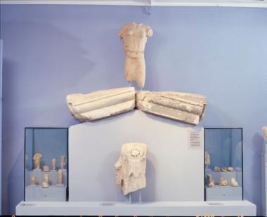 Σύνθεση από γλυπτά του ν΄τοιου αετώματος και του ακρωτηρίου του ναού της Αθηνάς στην Καρθαία