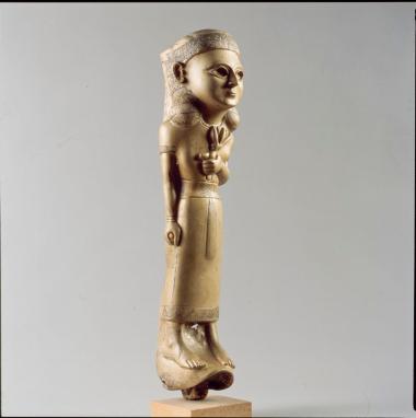 Χάλκινο έλασμα με παράσταση ανδρικής μορφής που κρατά άνθος (εξάρτημα επίπλου;) από τη Συρία