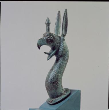 χάλκινη προτομή γρύπα από τη διακόσμηση κινητού λέβητα