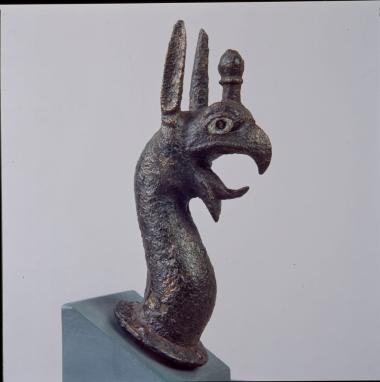 χάλκινη προτομή γρύπα από τη διακόσμηση κινητού λέβητα